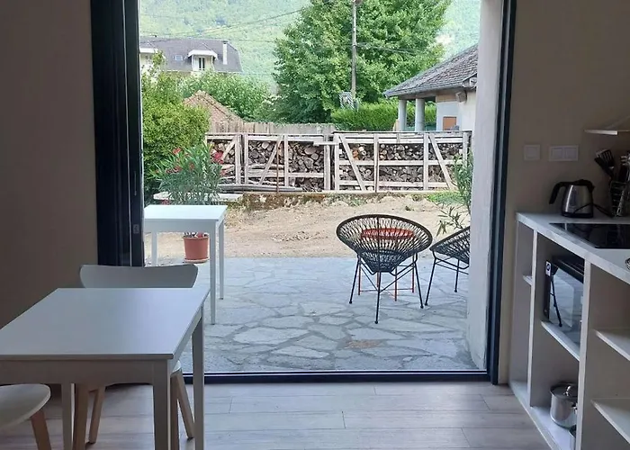 La Grange A 100 Metres Du N1 *